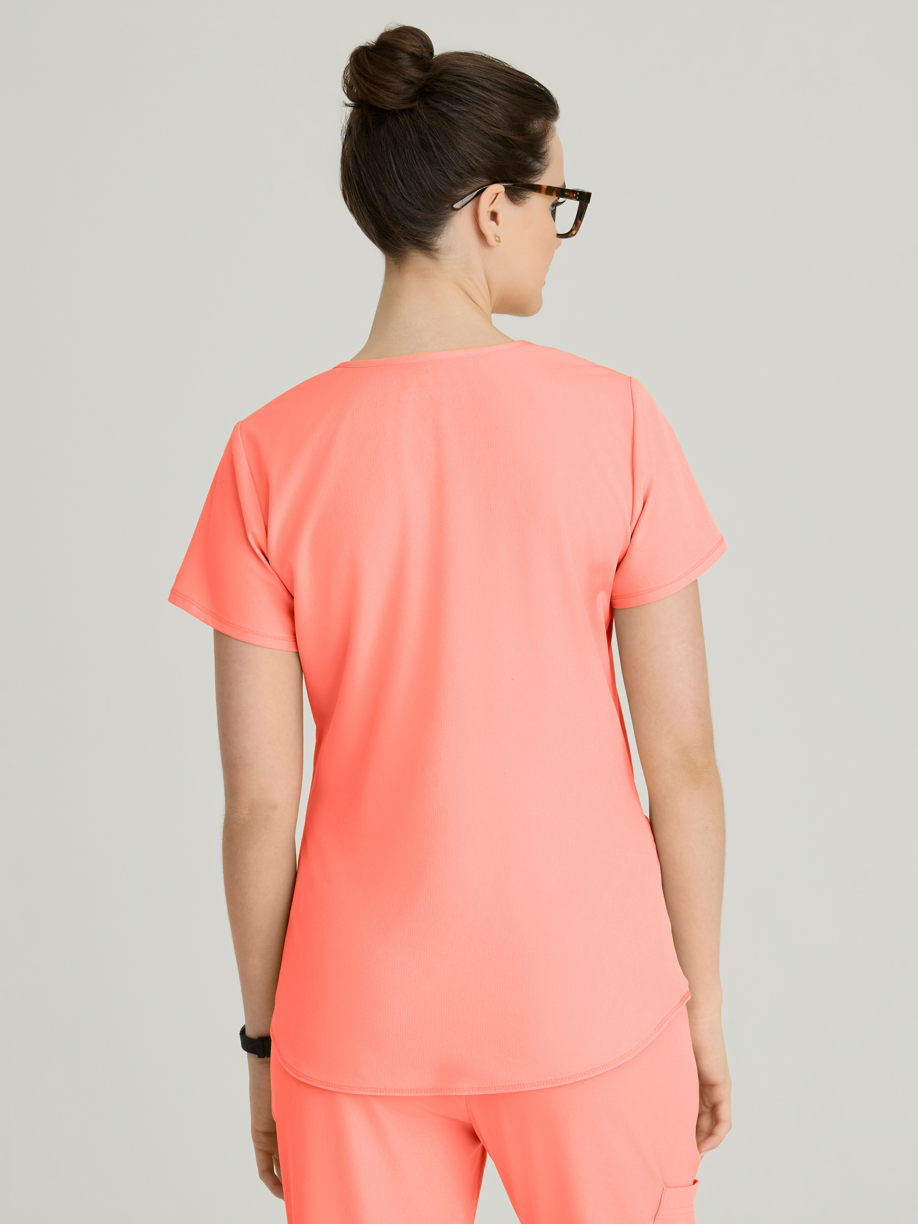 Breeze 3-Pocket Curved V-Neck Scrub Top Skechers™ by Barco