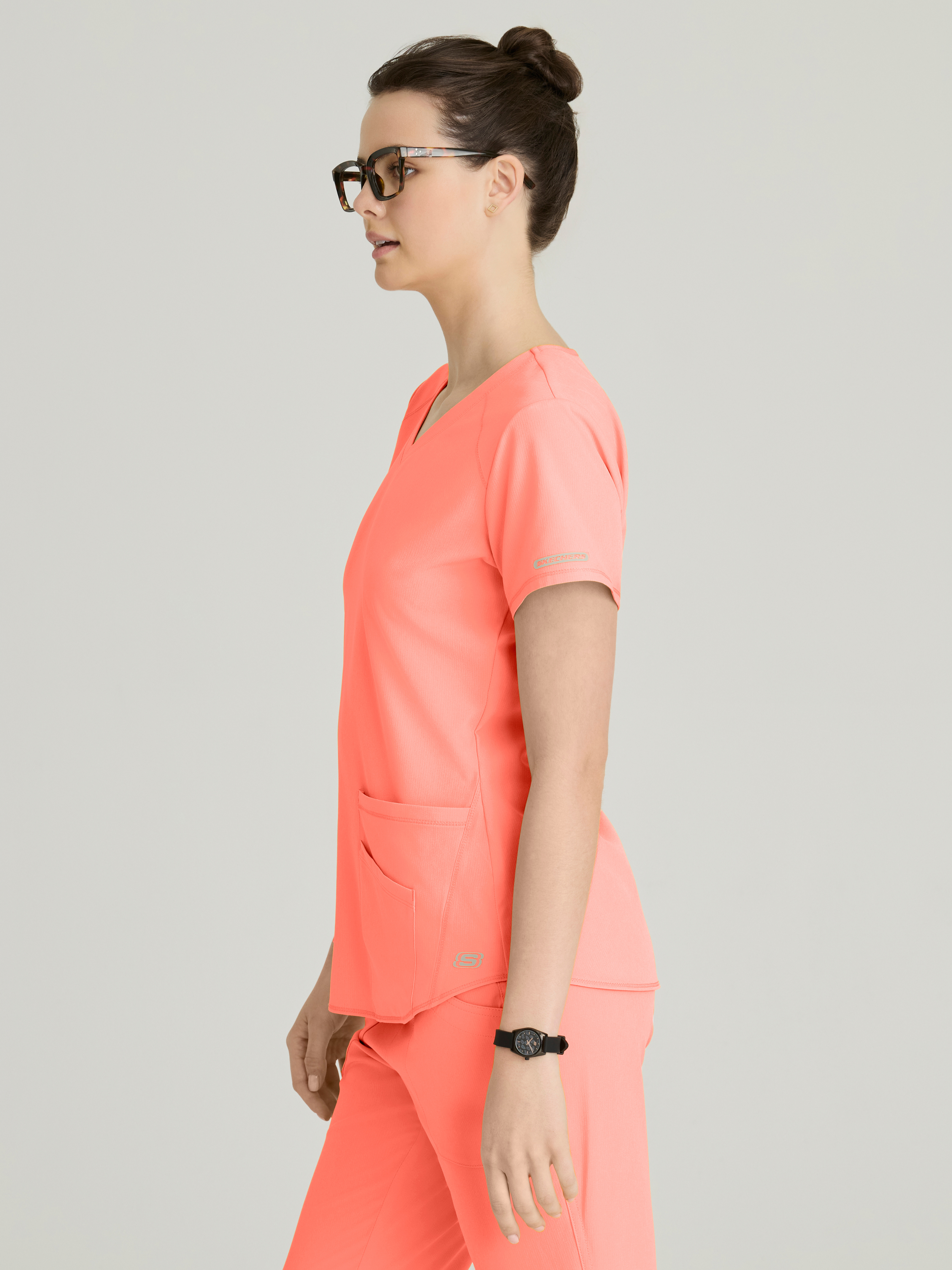 Breeze 3-Pocket Curved V-Neck Scrub Top Skechers™ by Barco